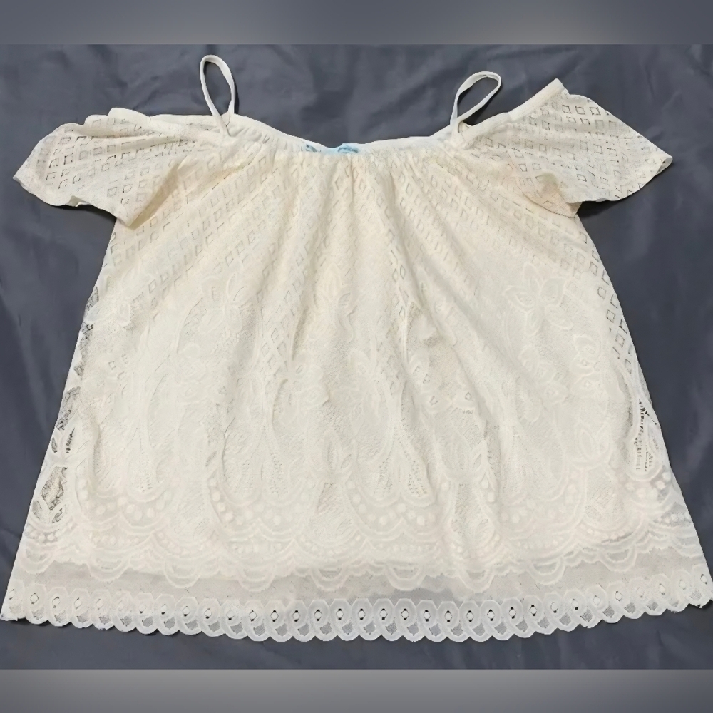 MAURICES Ivory Lace Lined Cold Shoulder Blouse Size Medium Pre-Owned